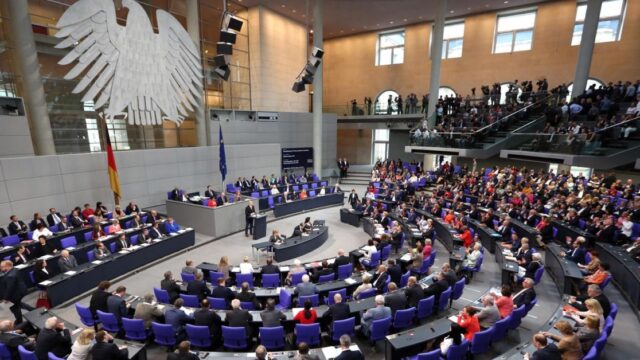 Geschmiert und gekauft? Abgeordnete erhalten 26,5 Millionen Euro aus anonymen Quellen