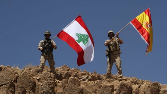Libanesische Armee überrennt IS-Stellungen und hisst spanische Fahne für Terroropfer