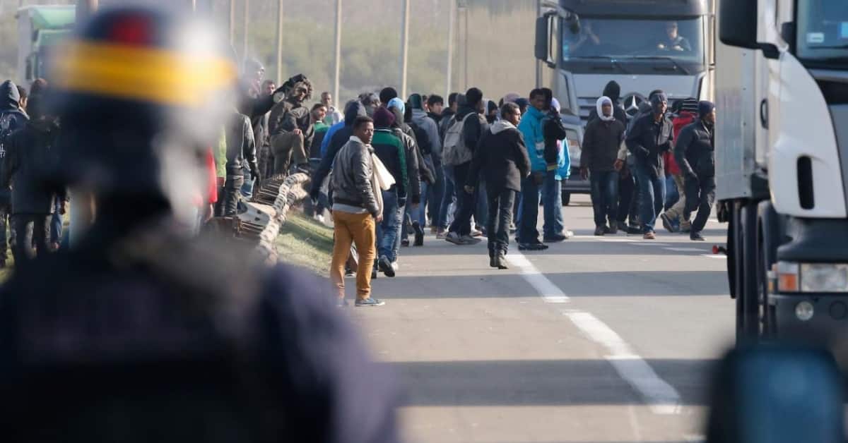 Bluttat in Calais: Illegale Migranten schlagen ungarischen LKW-Fahrer den Schädel ein