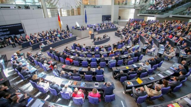 Aufwandspauschale, Amtszulage, Übergangsgeld: So viel verdient ein Abgeordneter im Bundestag