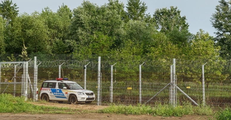 Keine Chance für illegale Migranten: Ungarn setzt Grenzzaun zu Serbien unter Strom