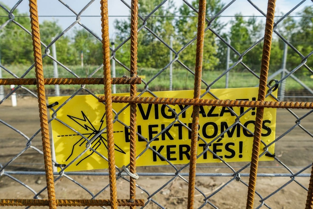 Keine Chance für illegale Migranten: Ungarn setzt Grenzzaun zu Serbien unter Strom 2 Keine Chance für illegale Migranten: Ungarn setzt Grenzzaun zu Serbien unter Strom