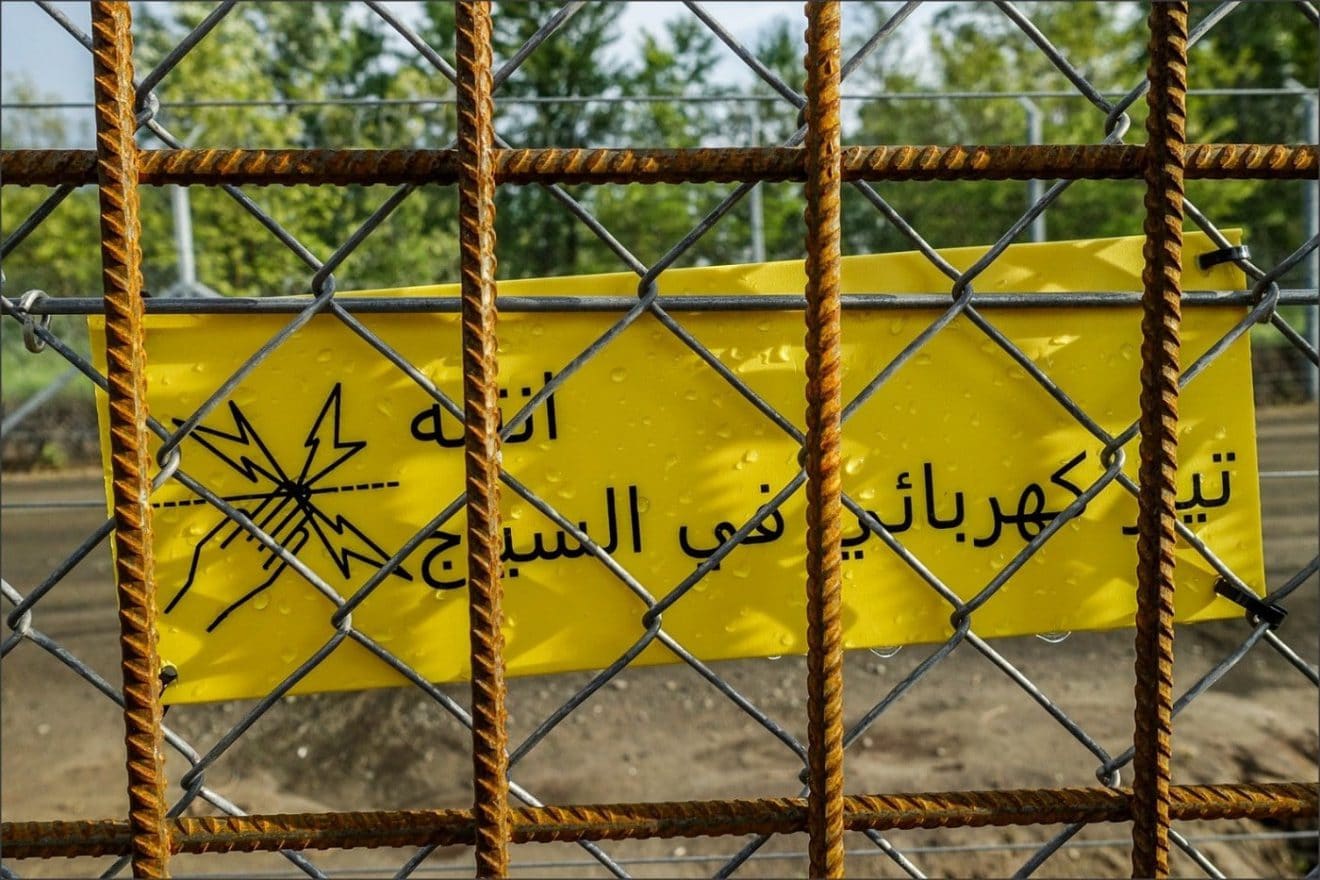 Keine Chance für illegale Migranten: Ungarn setzt Grenzzaun zu Serbien unter Strom