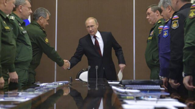 Russland befürchtet Erstschlag: Putin weist Industrie an, sich auf Kriegsproduktion einzustellen