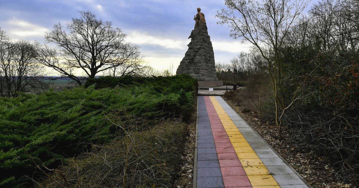 Aus Schwarz-Rot-Gold wird Grau: Behörden wollen Nationalfarben an Soldaten-Denkmal überstreichen