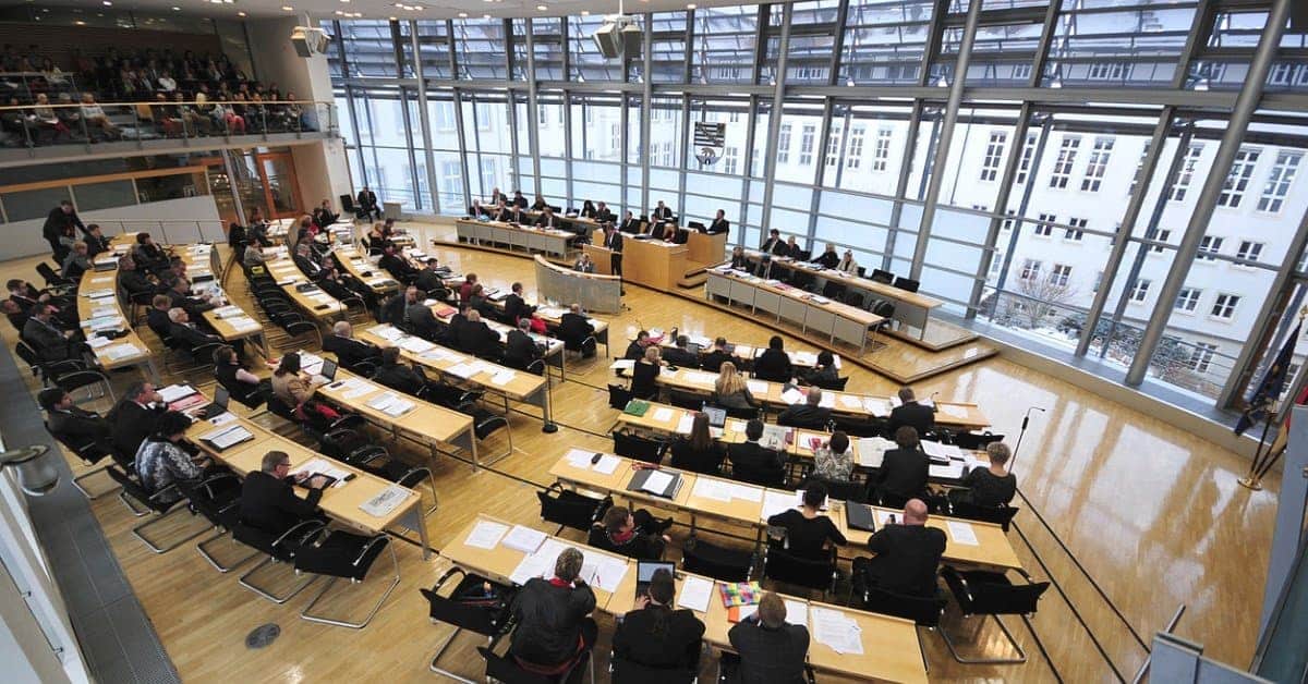 Wahrheit tut weh: Abgeordneten-Darsteller von SPD, Grünen und Linkspartei flüchten aus Landtag