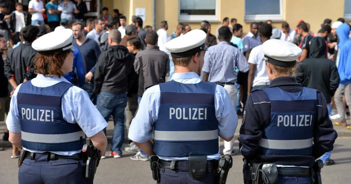 Merkel-Regime reagiert auf Migranten-Morde: Weniger Polizisten und mehr Sozialarbeiter