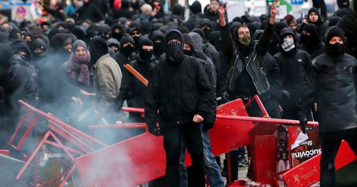 Frauenmarsch: Merkels ANTIFA prügelte brutal auf Demonstranten und Polizisten ein – 73 Anzeigen