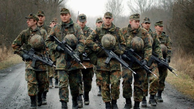 Uschi’s Trümmertruppe: Soldaten der Bundeswehr ziehen mit Besenstielen ins Manöver