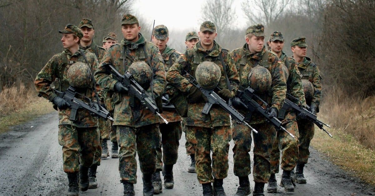 Uschi’s Trümmertruppe: Soldaten der Bundeswehr ziehen mit Besenstielen ins Manöver