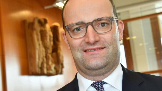 Merkel agiert immer krimineller: Pharmalobbyist Jens Spahn soll Gesundheitsminister werden