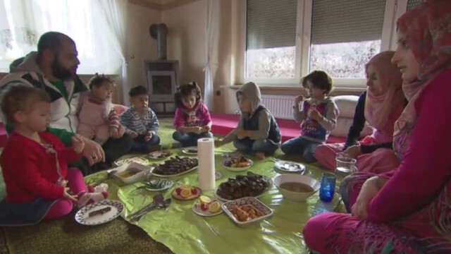 Syrischer Harem bedankt sich bei Merkel: „Sie gibt uns Sozialleistungen, sie gibt uns dieses Haus“