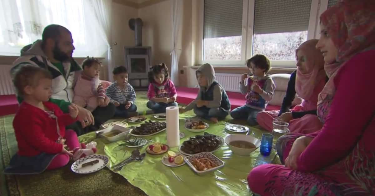 Syrischer Harem bedankt sich bei Merkel: „Sie gibt uns Sozialleistungen, sie gibt uns dieses Haus“