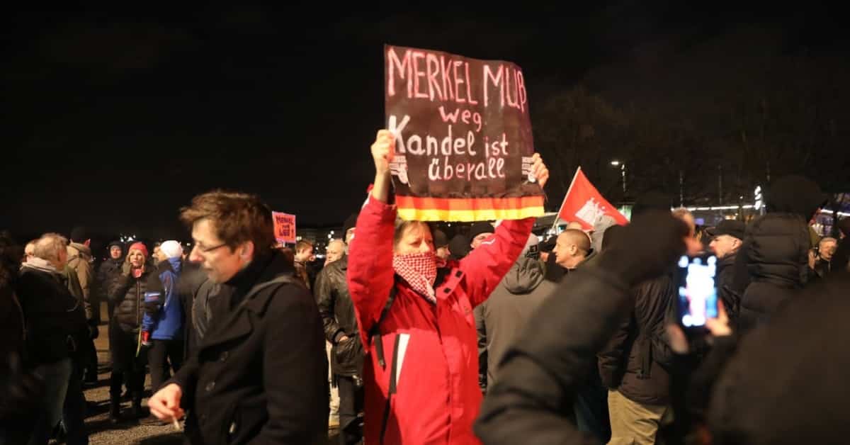 Linker Terror in Hamburg: ANTIFA solidarisiert sich mit Merkel –  Bericht aus einer anderen Welt