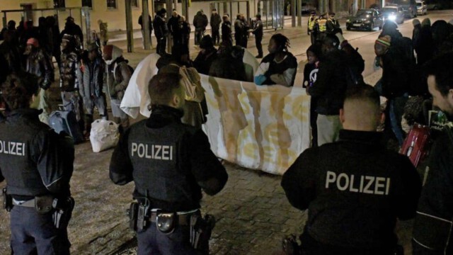 Chaos in Bayern: 150 abgelehnte Asylbewerber randalieren in Unterkunft und legen Zugverkehr lahm