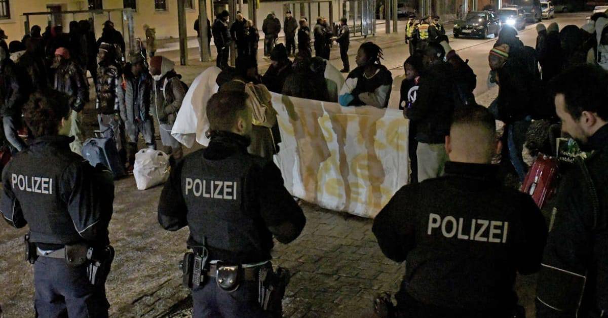 Chaos in Bayern: 150 abgelehnte Asylbewerber randalieren in Unterkunft und legen Zugverkehr lahm