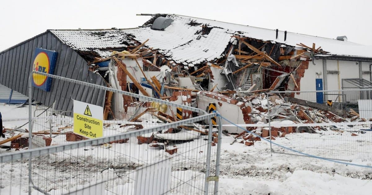 Irland: „Flüchtlinge“ plündern mit geklauten Bagger LIDL-Markt und werfen Steine auf Polizisten