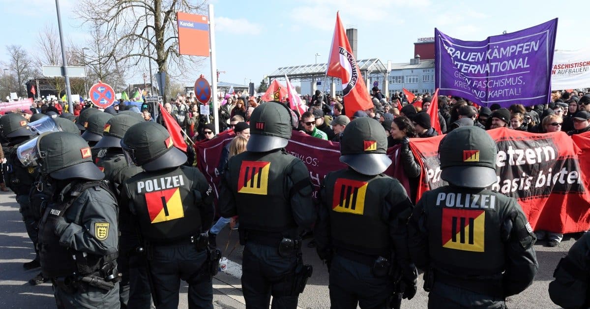 Bürgerkrieg in Kandel: Linksextremisten machen Jagd auf Polizisten und friedliche Demonstranten