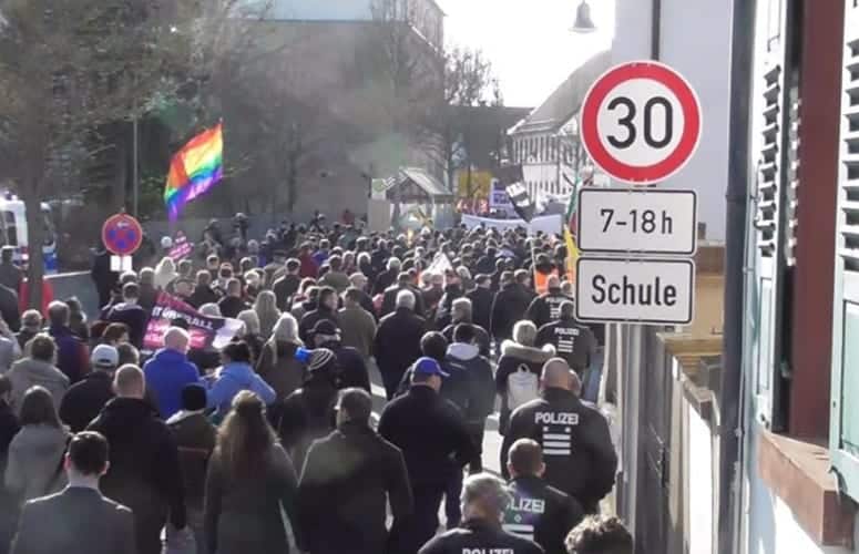 Bürgerkrieg in Kandel: Linksextremisten machen Jagd auf Polizisten und friedliche Demonstranten