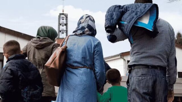 Arabischer Flyer erklärt, wie großartig das Leben in Deutschland ist