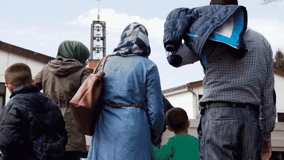 Arabischer Flyer erklärt, wie großartig das Leben in Deutschland ist