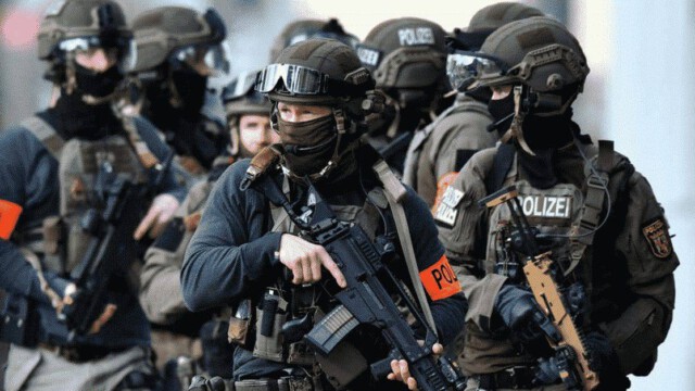 SEK findet Kriegswaffen und nimmt 3 Terroristen fest – Polizei schweigt zu Herkunft der Täter