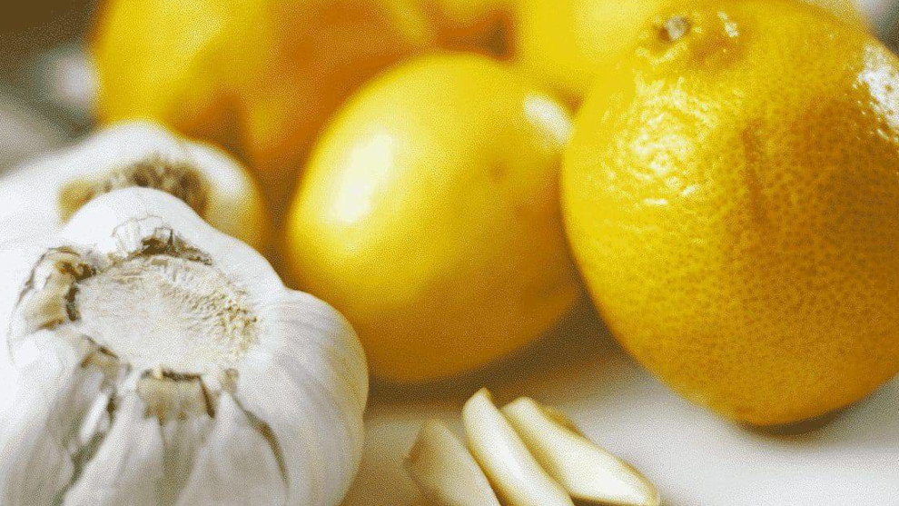 Blutdruck ohne Medikamente senken: Zitronen-Knoblauch-Kur