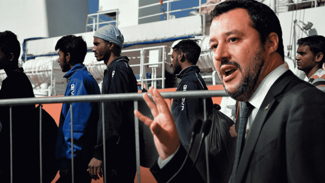 Salvini räumt in Italien auf: Illegale kommen ab sofort in Lager und werden konsequent abgeschoben