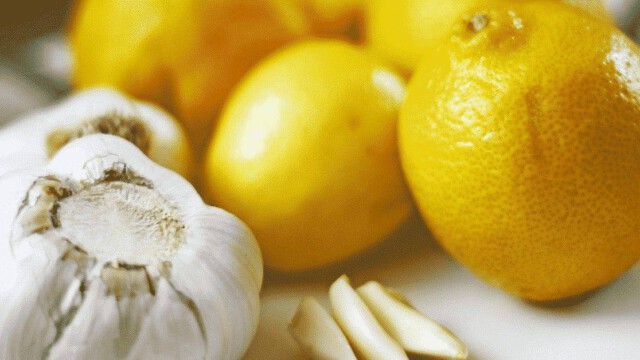 Blutdruck ohne Medikamente senken: Zitronen-Knoblauch-Kur hilft bei Entkalkung des Körpers