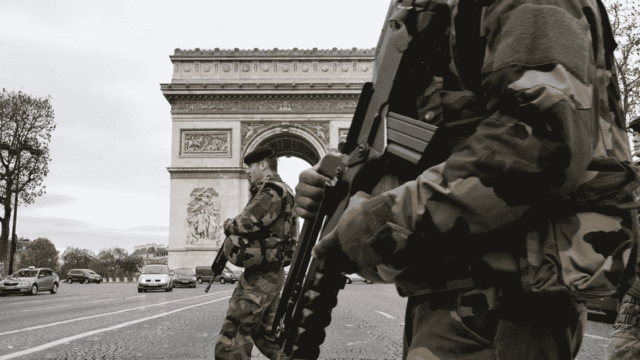 Paris droht Blutbad: Macron lässt Polizei mit G36-Sturmgewehren gegen Gelbwesten aufmarschieren