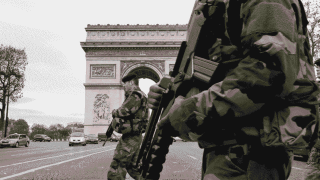 Paris droht Blutbad: Macron lässt Polizei mit G36-Sturmgewehren gegen Gelbwesten aufmarschieren