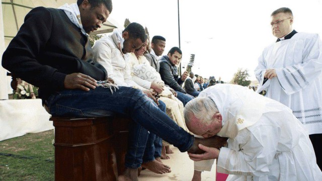 Weltweit werden Hunderttausende Christen ermordet – Papst schweigt, wäscht lieber muslimische Füße