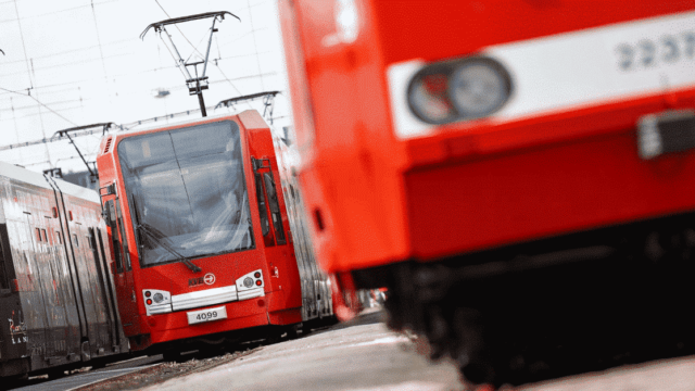 Köln: Schallende Ohrfeige für iranischen Sittenstrolch – 69-Jährige Rentnerin greift in S-Bahn durch