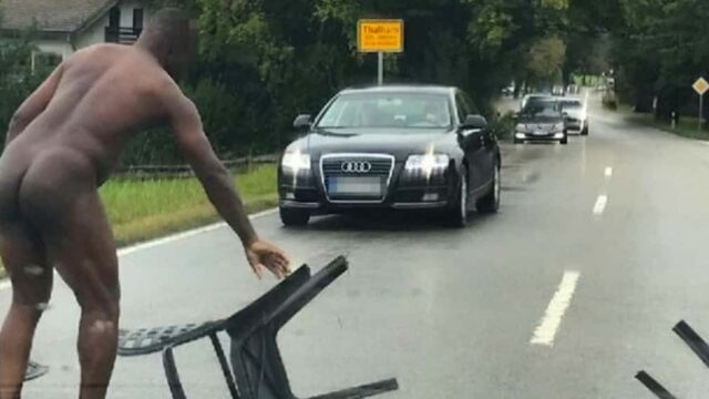 Attenkirchen: Nackter Afrikaner verwüstet Unterkunft, baut mit Mobiliar Barrikade und blockiert Straße