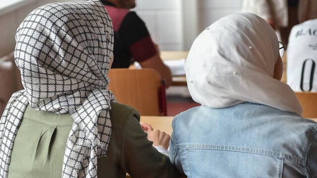 Österreich wehrt sich gegen Vereinnahmung durch Islam: Kopftuch an Schulen per Gesetz verboten