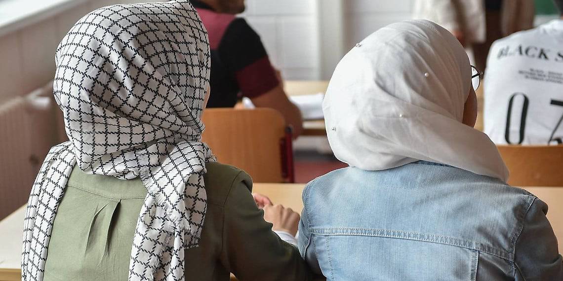 Österreich wehrt sich gegen Vereinnahmung durch Islam: Kopftuch an Schulen per Gesetz verboten