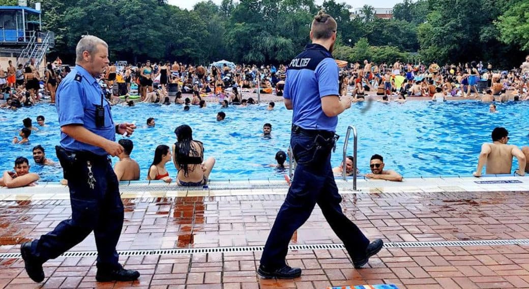 Schlägereien, Messerattacken, Vergewaltigungen: Migranten verwandeln Freibäder in No-go-Areas