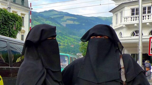 Kaprun: Touristen und Österreicher raus! – Syrische Gastwirte bedienen nur noch Araber