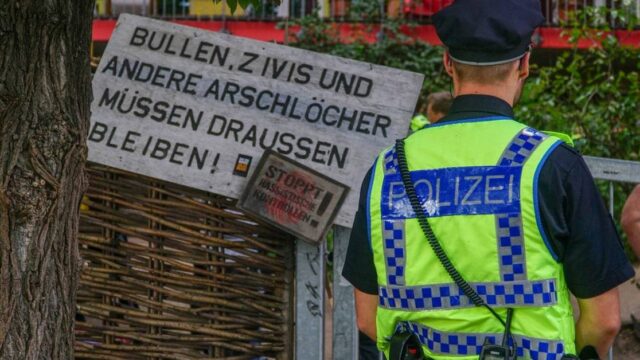 Hamburg: Linksterroristische ANTIFA beschützt afrikanische Drogendealer vor der Polizei