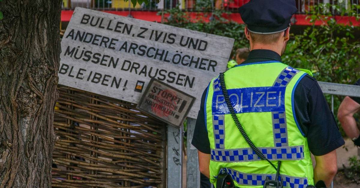 Hamburg: Linksterroristische ANTIFA beschützt afrikanische Drogendealer vor der Polizei