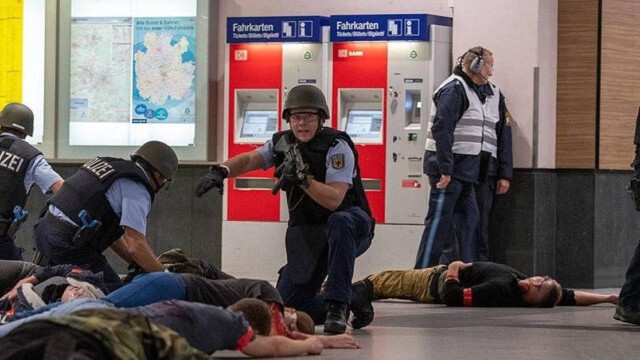 Dank Merkels Grenzöffnung: Polizei übt Anti-Terror-Einsatz am Nürnberger Bahnhof