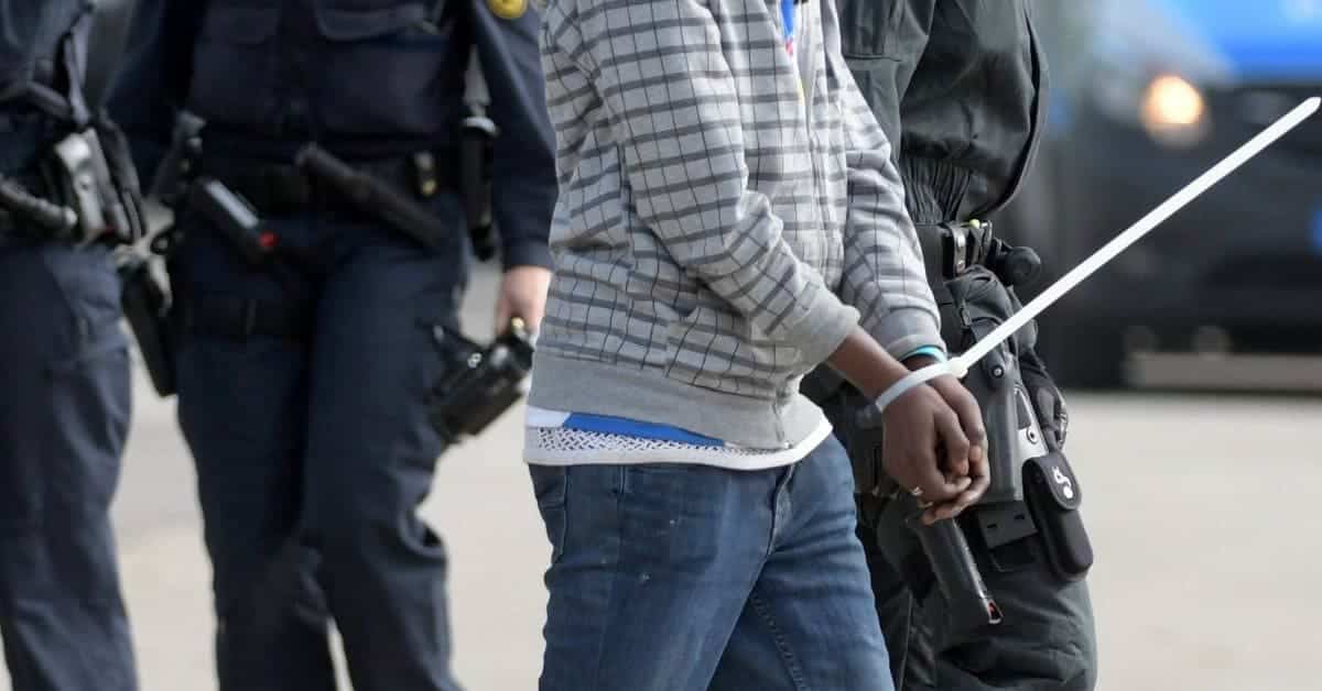 Irrenhaus BRD: Bundespolizei hindert abgelehnten Asylbewerber an freiwilliger Ausreise