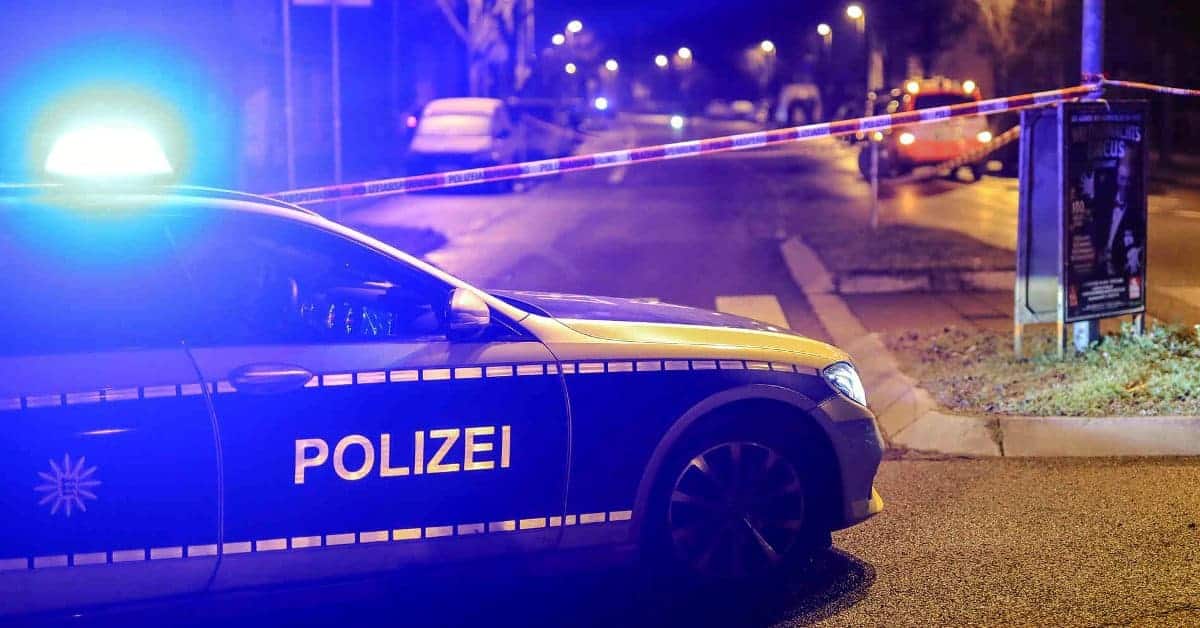 Bereicherung in Stuttgart: Ominöser "Mann" geht mit Schwert auf Polizisten los