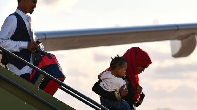 Hannover: Merkel-Regime lässt Hunderte Migranten per Charterflug importieren