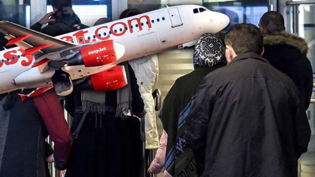 Schlepper-NGO bucht Charterflug für Migranten: Aus Griechenland direkt ins Merkel-Paradies