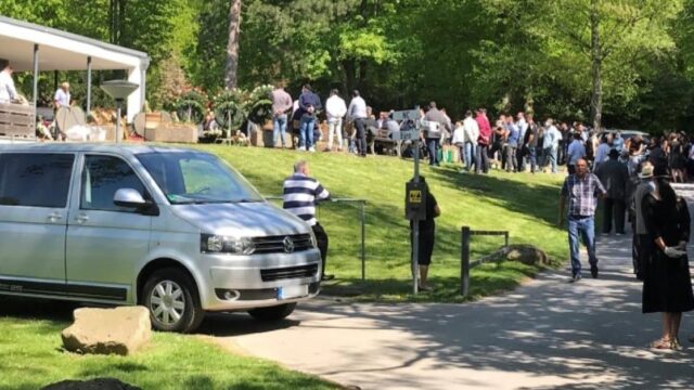 Sonderrechte für kriminellen Roma-Clan in NRW: Massenansammlung zu Beerdigung bleibt straffrei