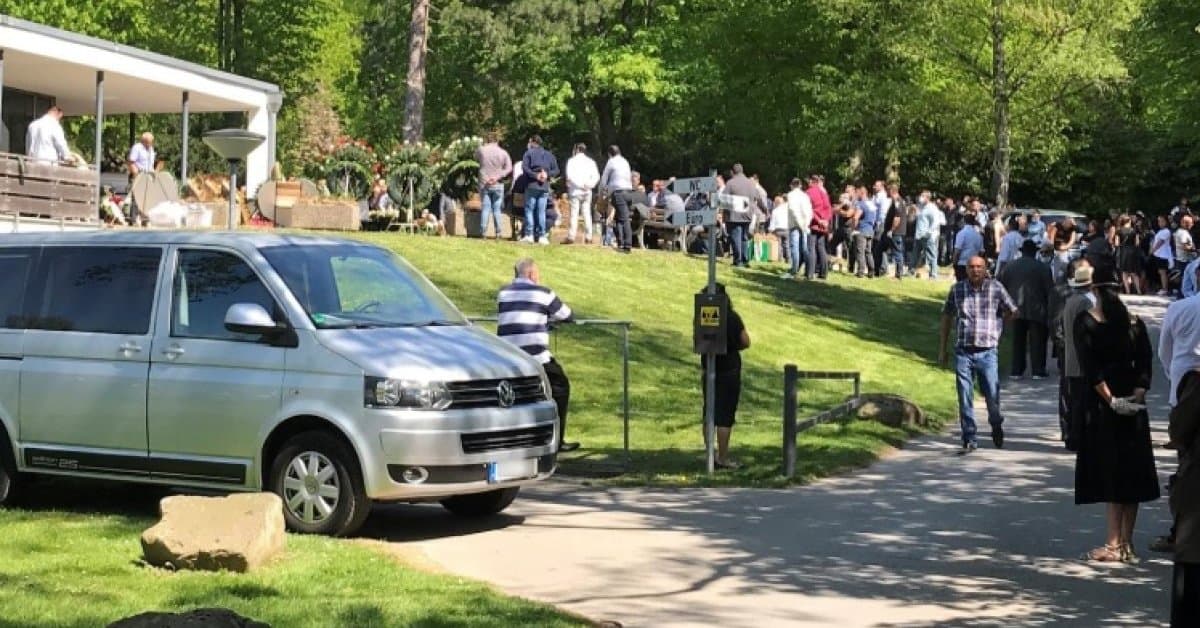 Sonderrechte für kriminellen Roma-Clan in NRW: Massenansammlung zu Beerdigung bleibt straffrei