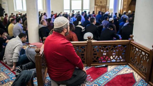 Islamisierung abgeschlossen: Verfassungsgericht erlaubt Massengebete zum Ramadan