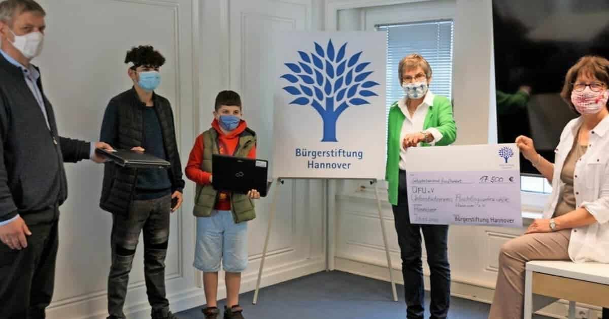 Deutsche gingen wieder leer aus: 100 nagelneue Laptops für illegale Migranten in Hannover