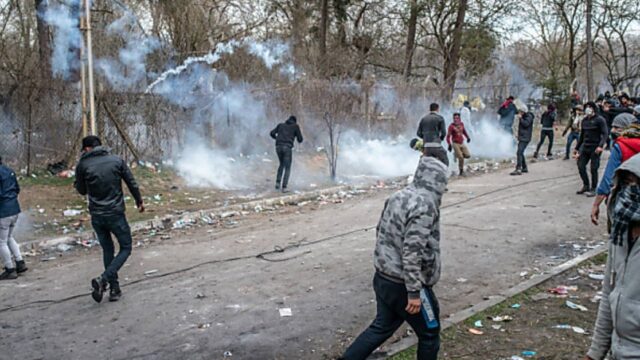 Illegale stürmen die italienischen Grenzen – Die Polizei gesteht: Wir sind völlig machtlos